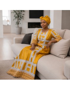 Robe en bazin jaune - Broderies blanches et finitions dentelle