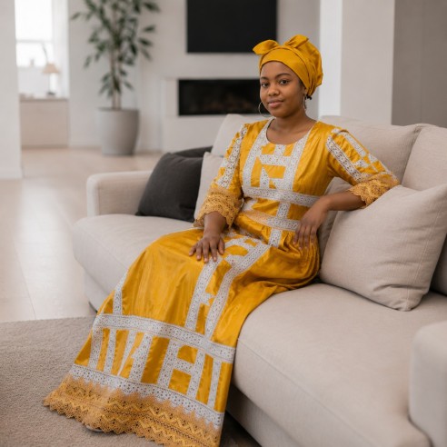 Robe en bazin jaune - Broderies blanches et finitions dentelle
