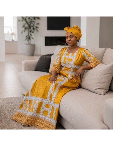 Robe en bazin jaune - Broderies blanches et finitions dentelle