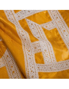 Robe en bazin jaune - Broderies blanches et finitions dentelle 2