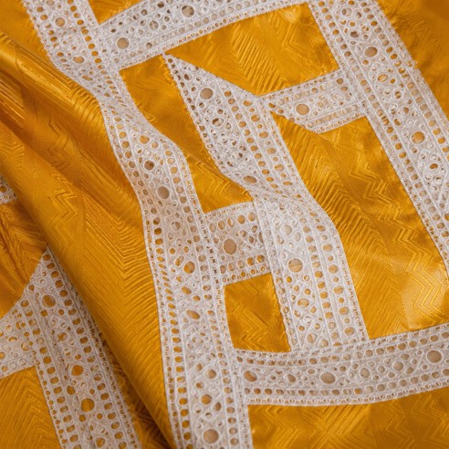 Robe en bazin jaune - Broderies blanches et finitions dentelle