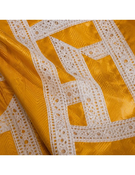 Robe en bazin jaune - Broderies blanches et finitions dentelle