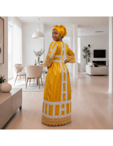 Robe en bazin jaune - Broderies blanches et finitions dentelle