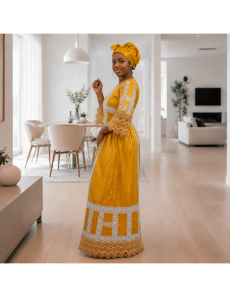 Robe en bazin jaune - Broderies blanches et finitions dentelle