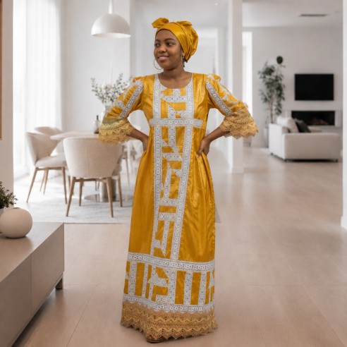 Robe en bazin jaune - Broderies blanches et finitions dentelle