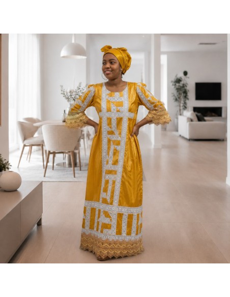 Robe en bazin jaune - Broderies blanches et finitions dentelle