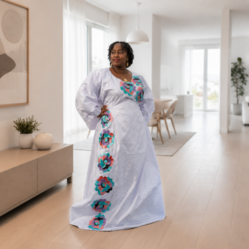 Boubou Bazin Getzner Brodé – Blanc & Motifs Floraux Multicolores