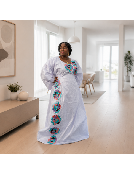 Boubou Bazin Getzner Brodé – Blanc & Motifs Floraux Multicolores