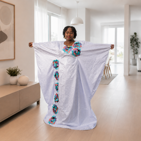 Boubou Bazin Getzner Brodé – Blanc & Motifs Floraux Multicolores