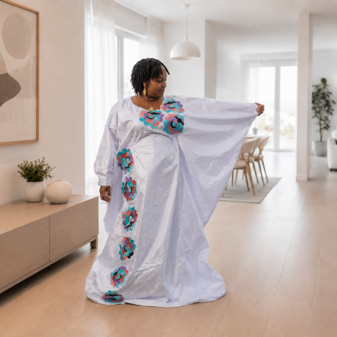 Boubou Bazin Getzner Brodé – Blanc & Motifs Floraux Multicolores