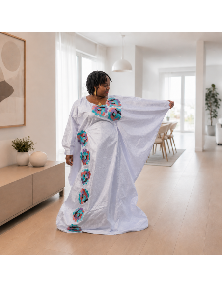 Boubou Bazin Getzner Brodé – Blanc & Motifs Floraux Multicolores