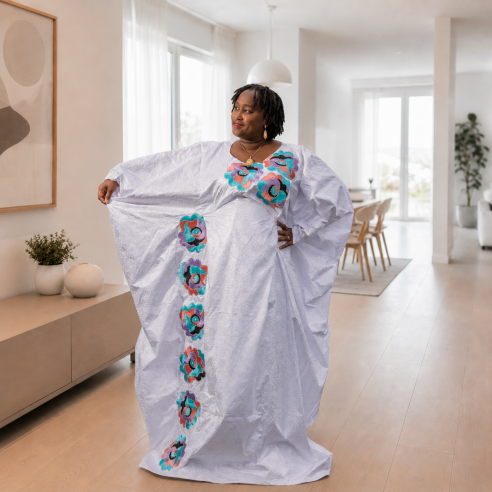 Boubou Bazin Getzner Brodé – Blanc & Motifs Floraux Multicolores