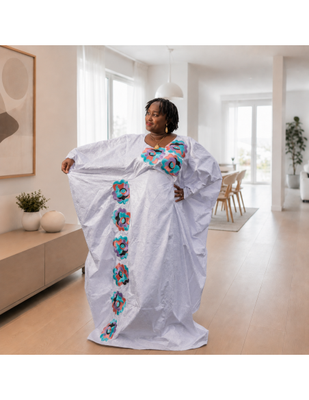 Boubou Bazin Getzner Brodé – Blanc & Motifs Floraux Multicolores