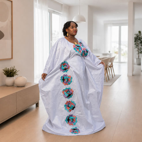 Boubou Bazin Getzner Brodé – Blanc & Motifs Floraux Multicolores