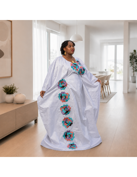 Boubou Bazin Getzner Brodé – Blanc & Motifs Floraux Multicolores